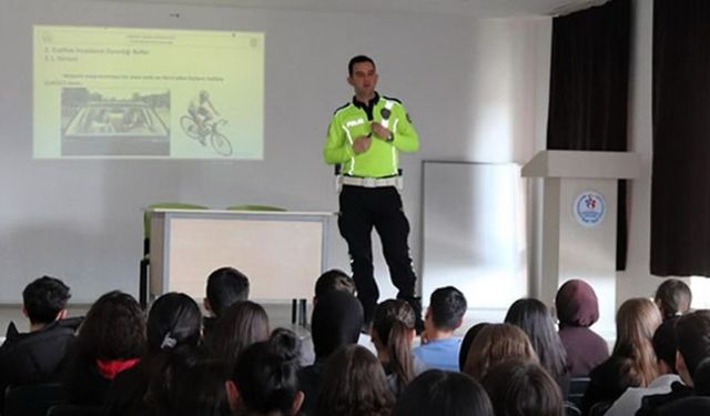 Burdur Emniyet Ekipleri lise öğrencilerine trafik eğitimlerine devam ediyor