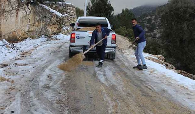 Antalya'da buz tutan yollarda tuzlama çalışması