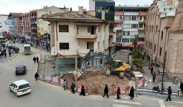 Aksaray’da riskli yapılar birer birer yıkılıyor