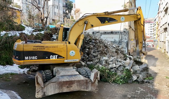 Giresun'da metruk binalar yıkılıyor