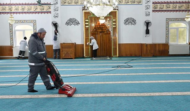 Isparta Belediyesinden camilerde Ramazan temizliği