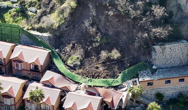 Artvin'deki heyelanda turistik tesisin bazı bölümleri yıkıldı