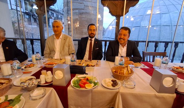 Beypazarı Belediye Başkanı Dr. Özer Kasap, iftar yemeğinde siyasi parti başkanlarıyla araya geldi