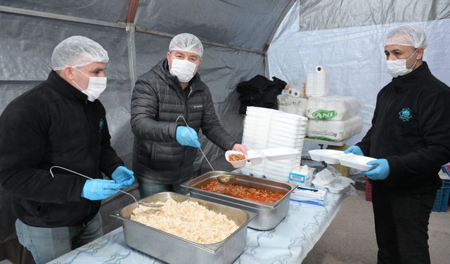 Aksaray Belediye Başkanı, iftar çadırında yemek servisi yaptı