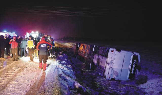 Aksaray’da yolcu otobüsü devrildi: 20 yaralı