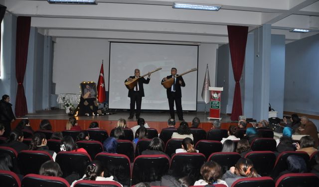 Kars’ta öğrenciler Aşık Murat Çobanoğlu’nu unutmadı