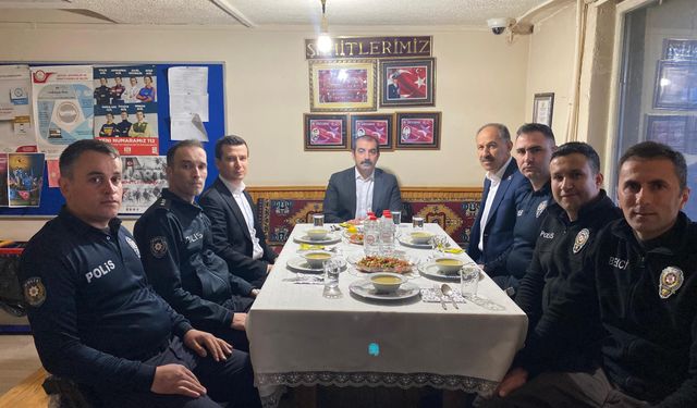 Arpaçay Kaymakamı Muhammed Burak Akköz, emniyet mensuplarıyla iftar yaptı