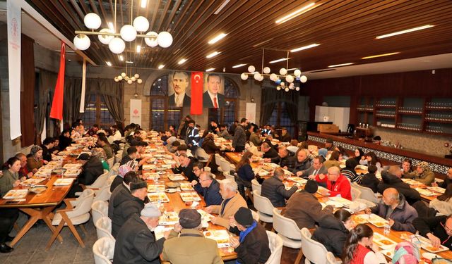 Kars'ta protokol üyeleri iftar sofrasında halkla buluştu