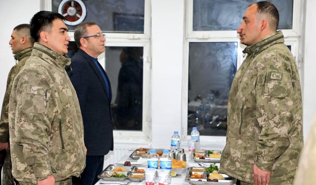 Vali Ziya Polat, sınır hattındaki Mehmetçikle iftarda bir araya geldi