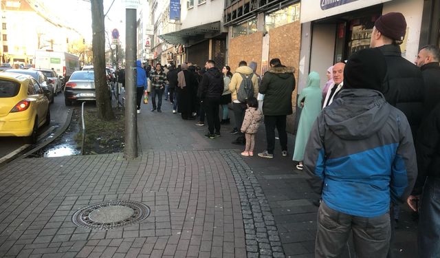 Köln’de Ramazan klasiği: Pide kuyrukları başladı