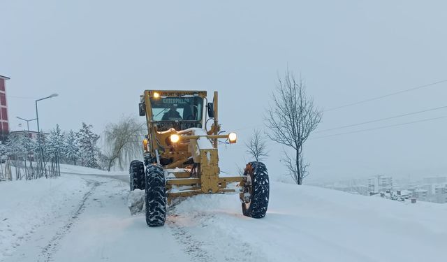 Bayburt Belediyesi, akşam saatlerinden itibaren kar mesaisi yaptı