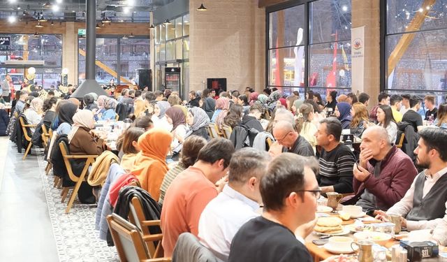 Isparta gençlik merkezi’nde Ramazan bereketi: Gönüllüler iftarda buluştu