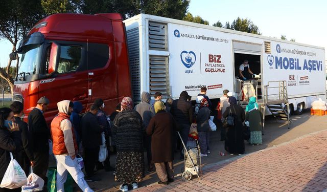 Antalya'da Ramazan boyunca mobil aşevi TIR'ı mahalle mahalle yemek dağıtıyor