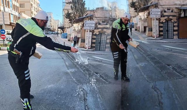 Kilis'te trafik polisinden örnek davranış: Buzlu yolda kaza önlemi