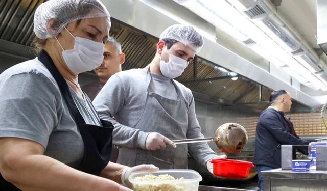 Antalya Büyükşehir Mobil Aşevi iftarda vatandaşın yanında