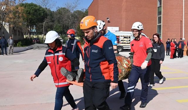 Manisa'da öğrencilere yönelik deprem tahliye tatbikatı