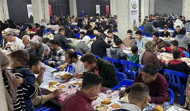 Mardin Midyat'ta iftar programlarına yoğun ilgi