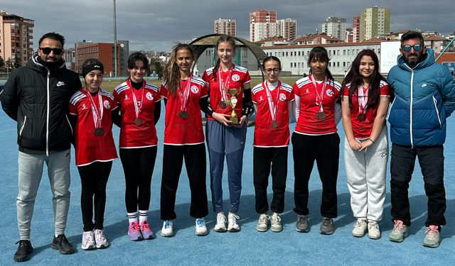 Beypazarı’nda eğitim gören öğrenciler atletizm yarışmalarına katıldı