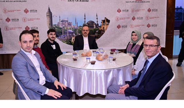 Aydın’da vali ve protokol üyeleri halkla iftar yaptı