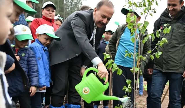 Isparta Valisi Erin’den Yakaören köyü halkıyla anlamlı fidan dikimi etkinliği