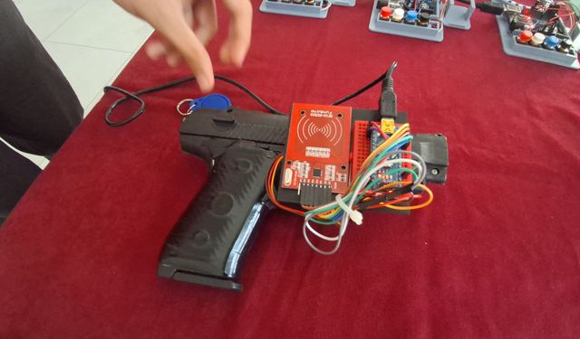 Beypazarı Fen Lisesi öğrencilerinden akıllı tabanca kılıfı