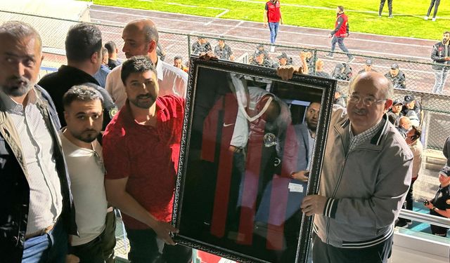İş insanı Ukay'dan Eski Millî Eğitim Bakan Hüseyin Çelik'e Vanspor forması