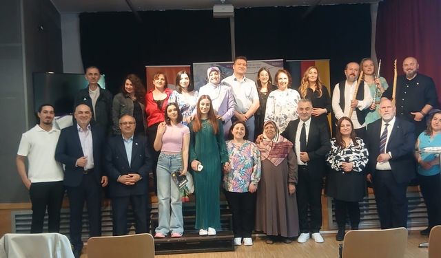 Duisburg’da Anneler Günü’ne özel “Gurbetin Türküleri 2” programı yoğun ilgi gördü
