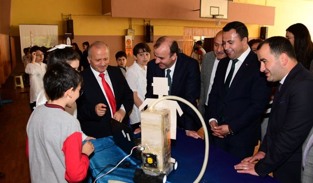 Harezmi Eğitim Modeli kapsamında 'Suya Yazanlar ve Yazarlık Eğitimi Proje Ürünleri Sergisi'ne yoğun  ilgi