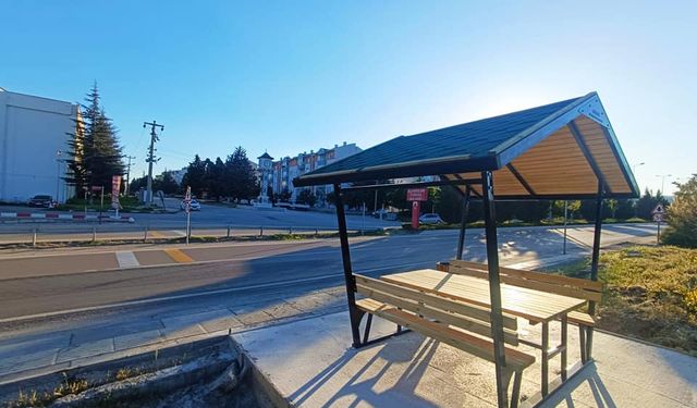 Ayvaşık mahalle muhtarı, yolculara bekleme bankları koydurdu