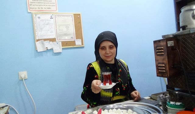 Otuz yedi yıllık ilçenin ilk kadın çaycı Fatma annesi