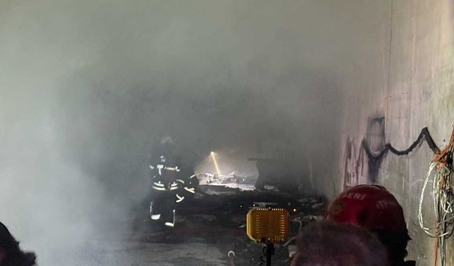 Kayseri’de mobilya deposunda yangın: Polisi̇n duyarlılığı felaketi önledi