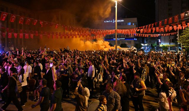 Isparta Belediyesi şampiyonluk maçı için dev ekran kurdu