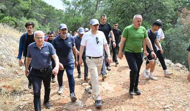 Antalya’da Gençlik Haftası yürüyüşü: Kahramanlıklarla dolu bir anma