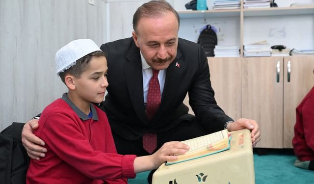 Vali Erin, Kur'an öğrenen öğrencilerle bir araya geldi