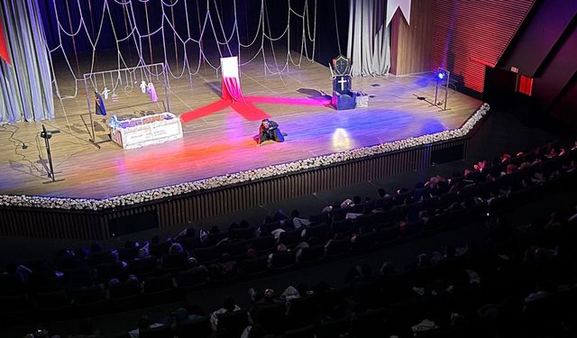 Shakespeare festivalinde kumaşlar dans etti, tiyatro sahneyle buluştu