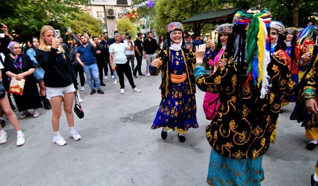 Halk Dansları Festivali sokaklara taştı