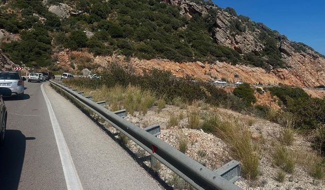 Kalkan-Kaş yolu yaşanan kaza sonrası geçici süreliğine kapandı