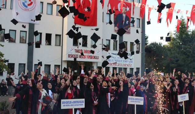 Beşikdüzü MYO 30. Dönem mezunlarından 282 kişi kep sevinci yaşadı