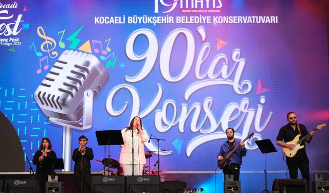 Kocaeli Büyükşehir’in 90’lar konseri mest etti