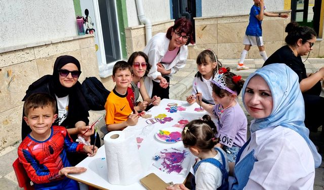 Öğrenciler, anneler günü hediyelerini  anneleriyle birlikte hazırladılar