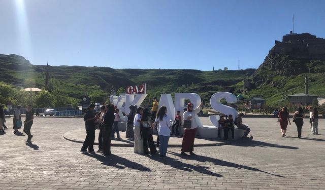 Kars'ta hafta sonu güneşli hava vatandaşları parklara ve mesire yerlerine yönlendirdi