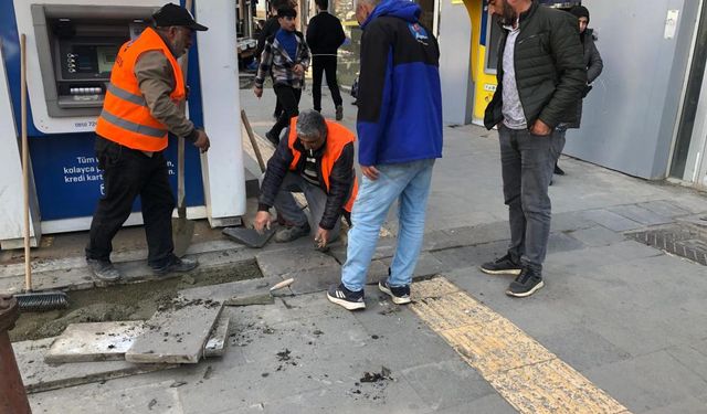 Kars'ta bozulan kaldırımlar belediye ekiplerince onarıldı