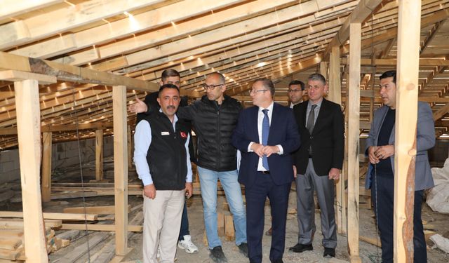 Vali Polat, İl Halk Kütüphanesi çalışmalarında incelemelerde bulundu