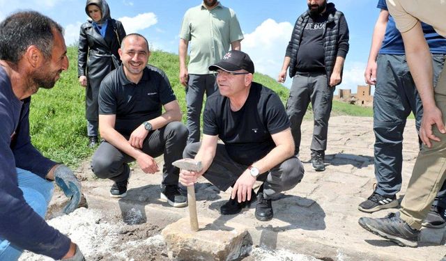 Vali Ziya Polat, Ani Ören Yeri'ndeki sur içi yürüyüş yollarında devam eden çalışmaları inceledi