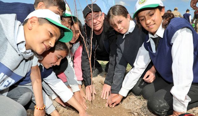 Kars'ta 400 adet meyve fidanı toprakla buluşturuldu