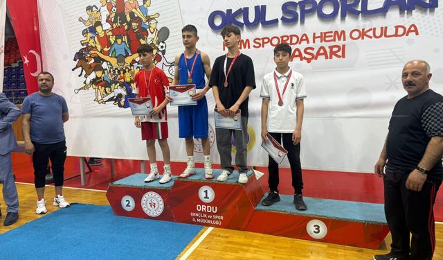Karslı boks sporcuları Ordu'da Türkiye üçüncüsü oldu
