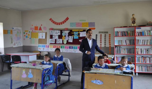 Akyaka Kaymakamı İsmail Demirtaş, Hacıpiri Köyü İlkokulunu ziyaret etti