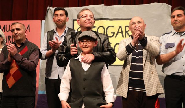 Kars’ta “Otogargara” Tiyatro oyunu seyircisiyle buluştu