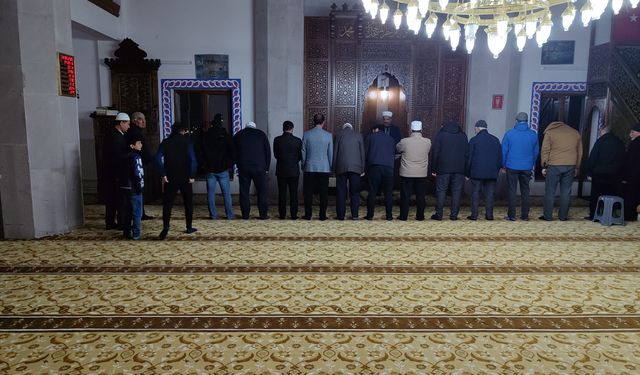 Kars Müftülüğünce sabah namaz buluşmaları devam ediyor.
