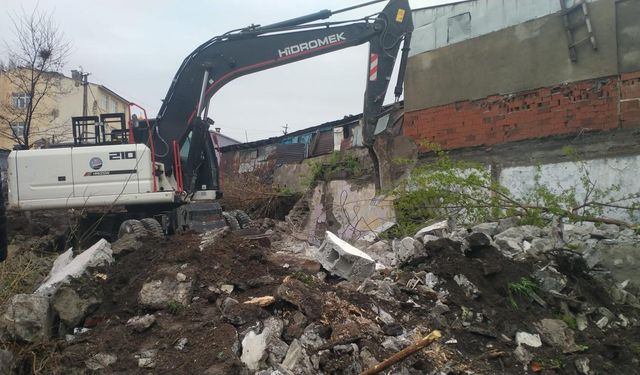Kars'ta metruk yapı yıkım çalışmaları devam ediyor
